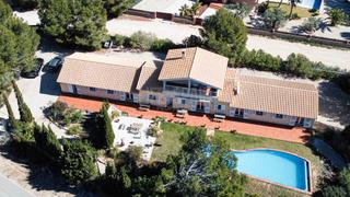 Xalet a N/a. Una joya mediterránea de lujo con piscina, jardín, agua y electr
