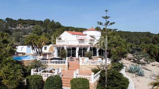 Xalet a N/a. Un refugio de lujo en el campo español con dos casas y dos pisci