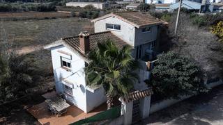 Mas à Zona Hospital. Casa de campo de 5 dormitorios y 2 baños con piscina y garaje.