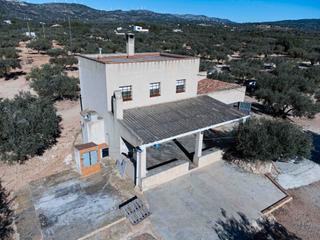 Masia a Camarles. Casa rústica en la tranquila campiña de camarles, con pozo y luz