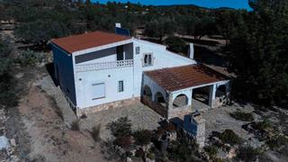 Masia a Camarles. Espléndida finca rústica con 3 dormitorios, vistas al mar, y ter