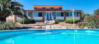 Xalet  N/a. Villa con agua, luz y piscina