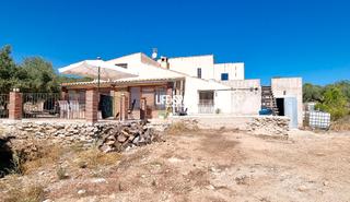 Masía en Urbanitzacions. Finca con vista al mar con agua de cisterna y paneles solares