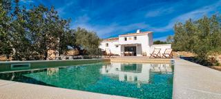 Masia  Partida la barrera 25. Finca con cisterna, paneles solares y piscina