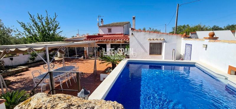 Foto a178c3dc-15ad-4699-8126-18ef9e4c7870. Masia amb piscina a Camarles