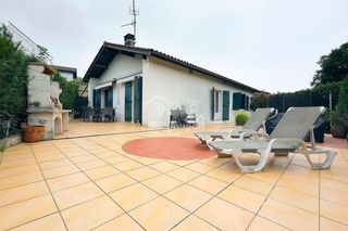 Casa in Hendaye. Tu refugio soñado en hendaya, serenidad y vida exclusiva