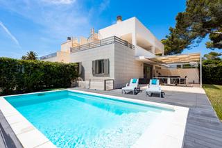 Xalet a Muro. Chalet adosado con piscina en venta cerca de playa en playa de m