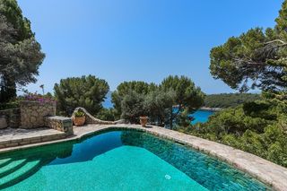 Xalet a Port de Pollença. Villa de piedra con vistas al mar en venta en formentor, pollens