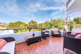 Chalet in Port de Pollença. Imperdible casa adosada con jardín privado en venta en puerto po