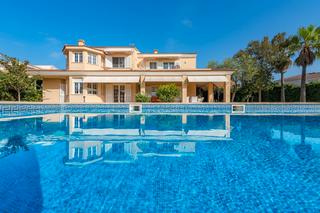 Chalet in Sa Torre. Atractiva villa familiar con licencia de alquiler vacacional en