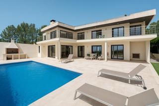 Chalet in Gran Via de Colom. Villa moderna con vistas panorámicas y pista de tenis en venta e