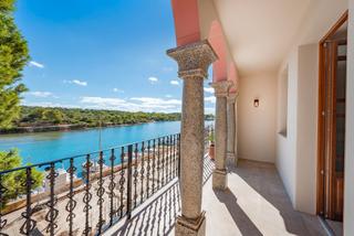 Masia a Portocolom. Preciosa casa histórica frente al mar en venta en porto colom, m