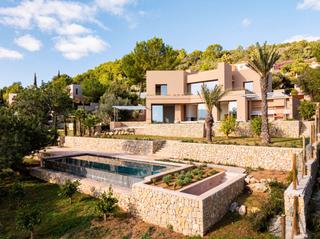 Chalet à Pollença Poble. Nueva villa moderna con piscina privada en venta en el campo de