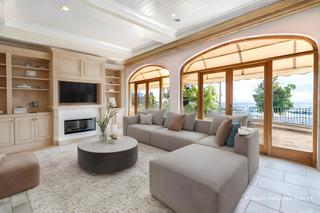Chalet in Sant Agustí. Casa a reformar a la venta en primera linea de mar en san agusti
