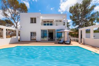 Chalet in Badia Blava-Badia Gran-Tolleric. Villa con licencia turística en primer línea de mar a la venta e