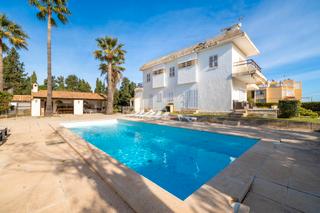 Chalet in Port de Pollença. Chalet adosado con piscina comunitaria en venta en puerto pollen