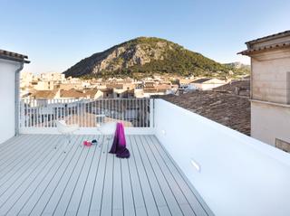 Masia a Pollença Poble. Casa de pueblo modernizada con vistas en venta en el corazón de