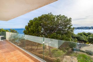 Apartamento en Palmanova. Apartamento en primera línea de playa para reformar con acceso d