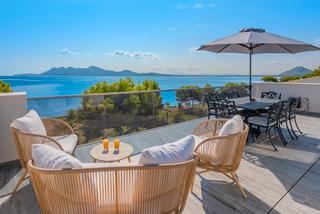 Chalet in Port de Pollença. Lujosa villa nueva en primera línea de playa en venta en puerto