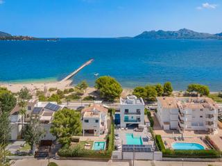 Xalet a Port de Pollença. Lujosa villa nueva en primera línea de playa en venta en puerto