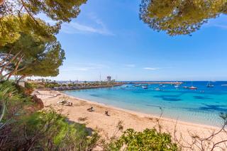 Apartament a Portals Nous. Elegante apartamento en primera línea de playa a pocos pasos de