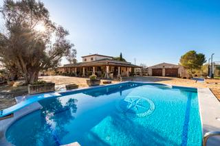 Country house in Santa Margalida Poble. Encantadora finca con pista de tenis en venta en santa margalida