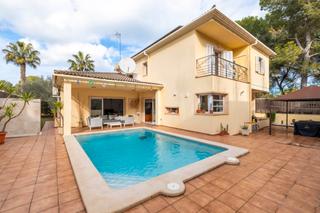 Chalet in Can Picafort. Villa independiente con licencia de alquiler vacacional en venta