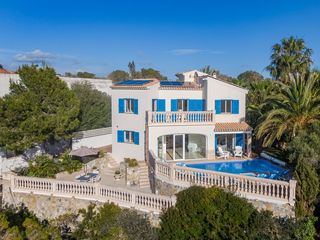 Chalet in Cala Pi-Vallgornera. Villa en primera línea con licencia de alquiler y acceso a la pl