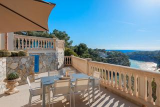 Chalet in Cala Pi-Vallgornera. Villa en primera línea con licencia de alquiler y acceso a la pl