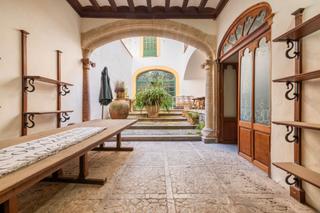 Casa aparellada a Sóller. Histórica casa señorial para reformar en venta en el centro de s