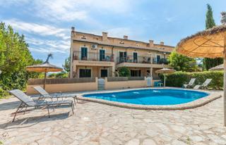 Country house in Port de Pollença. Preciosa casa adosada con jardín en venta en puerto pollensa, ma