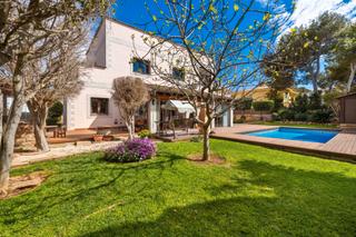 Xalet a El Toro. Casa familiar con jardín privado y piscina en venta en port adri