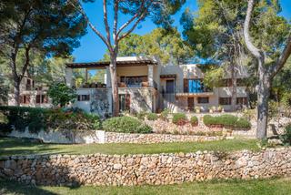 Xalet a Port D´Andratx. Villa con vistas al mar en una gran parcela en venta en puerto a