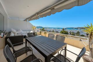 Appartement in Marina Botafoc-Talamanca. Impresionante apartamento con vistas al mar en venta en primera