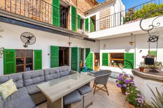Country house in Alaró. Auténtica casa de pueblo en venta en el corazón de alaró, centro