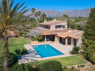 Masía en Pollença Poble. Exclusiva villa de campo con piscina y vistas a la montaña en ve