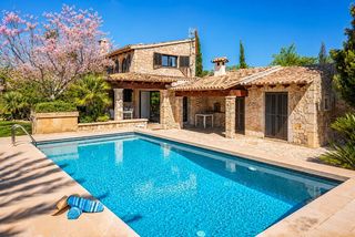 Bauernhof in Pollença Poble. Exclusiva villa de campo con piscina y vistas a la montaña en ve