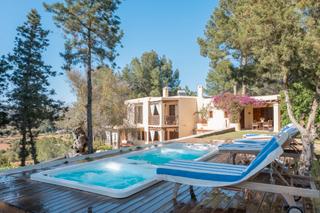 Xalet a Sant Antoni de Portmany. Casa de campo con vistas al valle en venta cerca de san rafael,