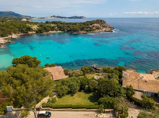 Finca rústica a Capdepera Poble. Solar en primera línea de mar con licencia de obra en venta cerc