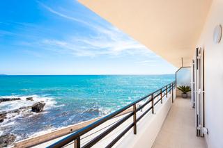 Apartment in Es Coll d´En Rabassa. Elegante apartamento en primera línea en venta en cala gamba, pa