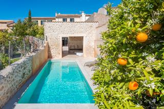 Masia a Campanet. Reformada casa de pueblo a la venta en el encantador campanet, m
