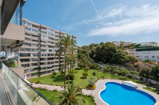 Apartament a Portals Nous. Luminoso apartamento con vistas al mar a la venta en puerto port