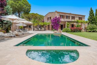 Masia a Campanet. Elegante refugio rural a la venta en una ubicación privilegiada