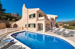 Xalet a Palmanova. Espaciosa villa mediterránea con licencia vacacional en venta en