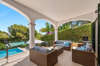 Chalet à Cala d´Or. Villa en primera línea de playa con vistas al mar en venta en ca