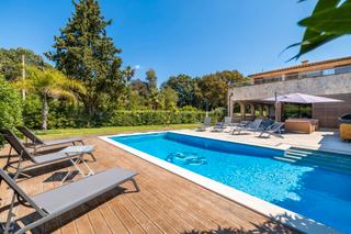 Chalet in Port de Pollença. Lujosa villa esquinera de piedra natural en venta cerca de polle