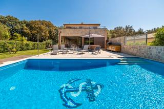 Xalet a Port de Pollença. Lujosa villa esquinera de piedra natural en venta cerca de polle