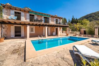 Masia a Andratx. Finca para reformar con vistas al mar, en venta cerca de puerto