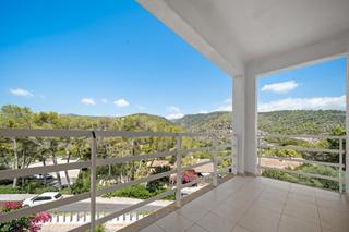 Chalet en Portals Nous. Atractiva casa adosada con piscina comunitaria en venta en porta