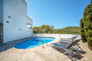 Xalet a Portals Nous. Atractiva casa adosada con piscina comunitaria en venta en porta